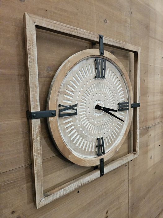 Przecierany okrągły zegar W kwadratowej ramce