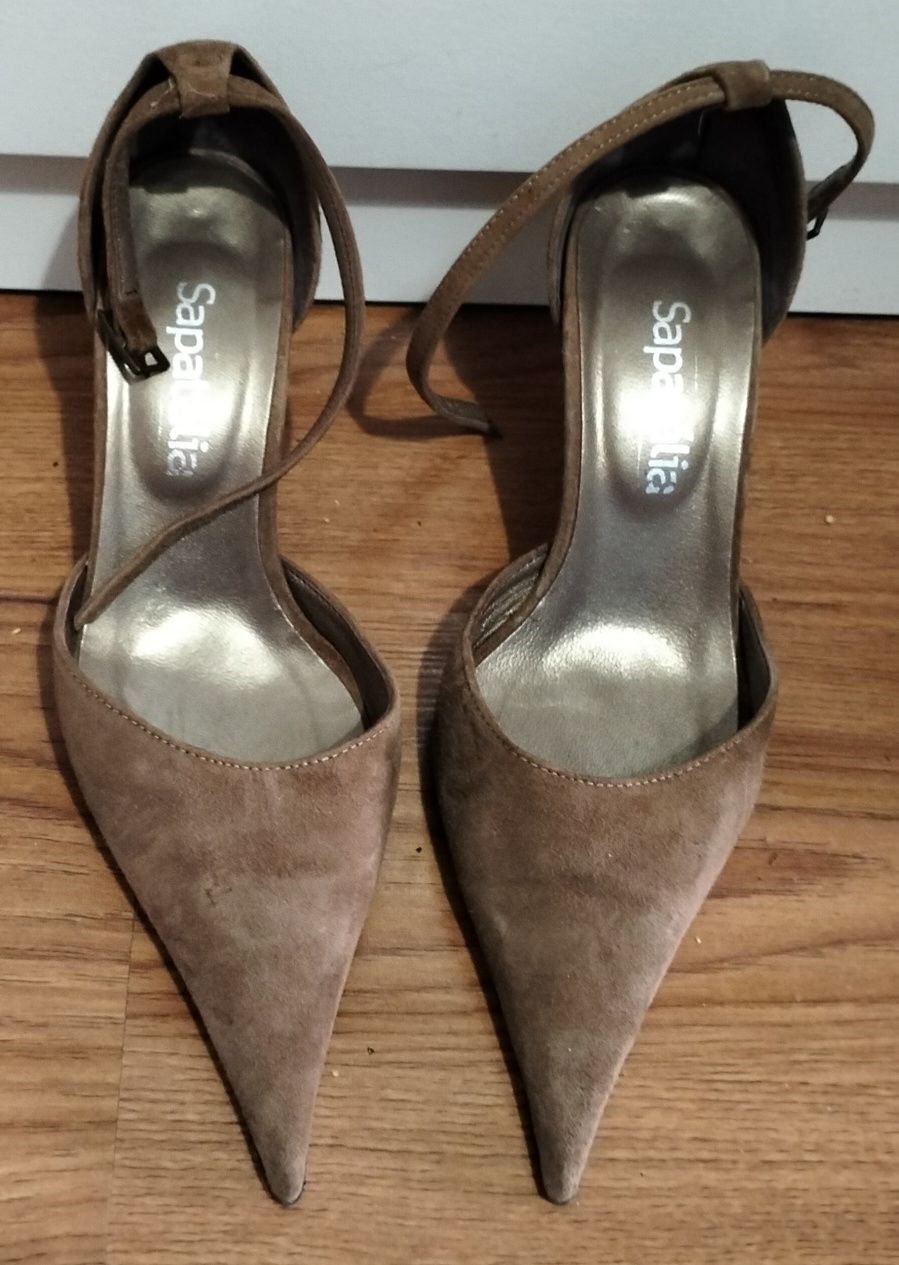 Sapatos de salto alto