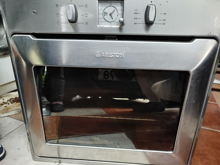 Forno elétrico embutido Ariston