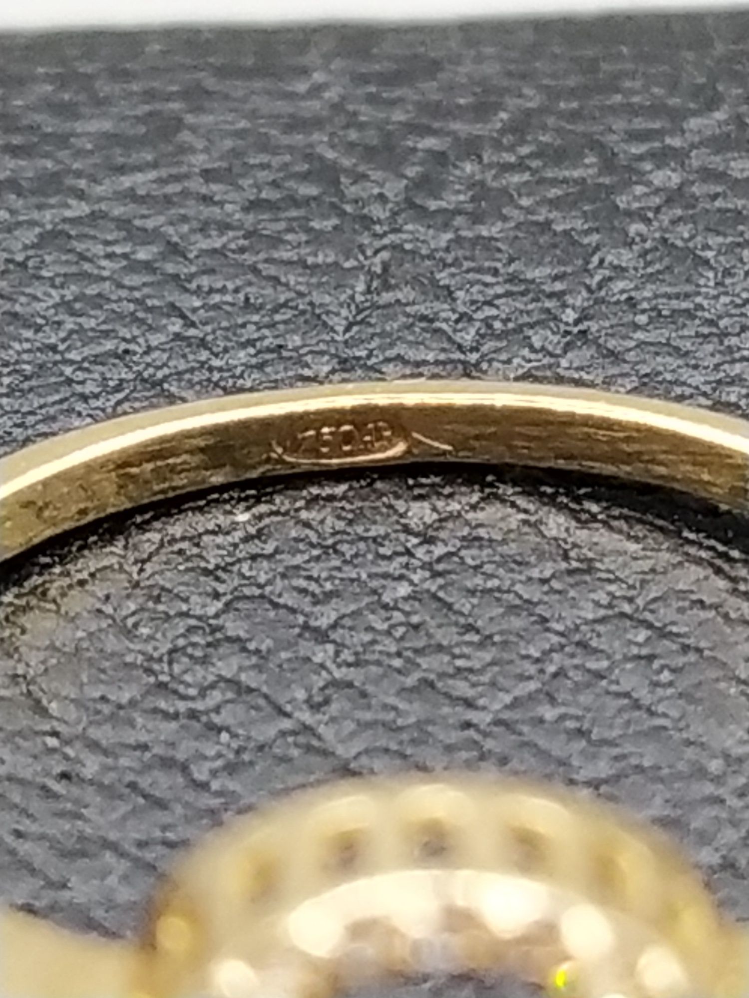 Золотое кольцо с Красной Бирманской шпинелью, рубинами и бриллиантами