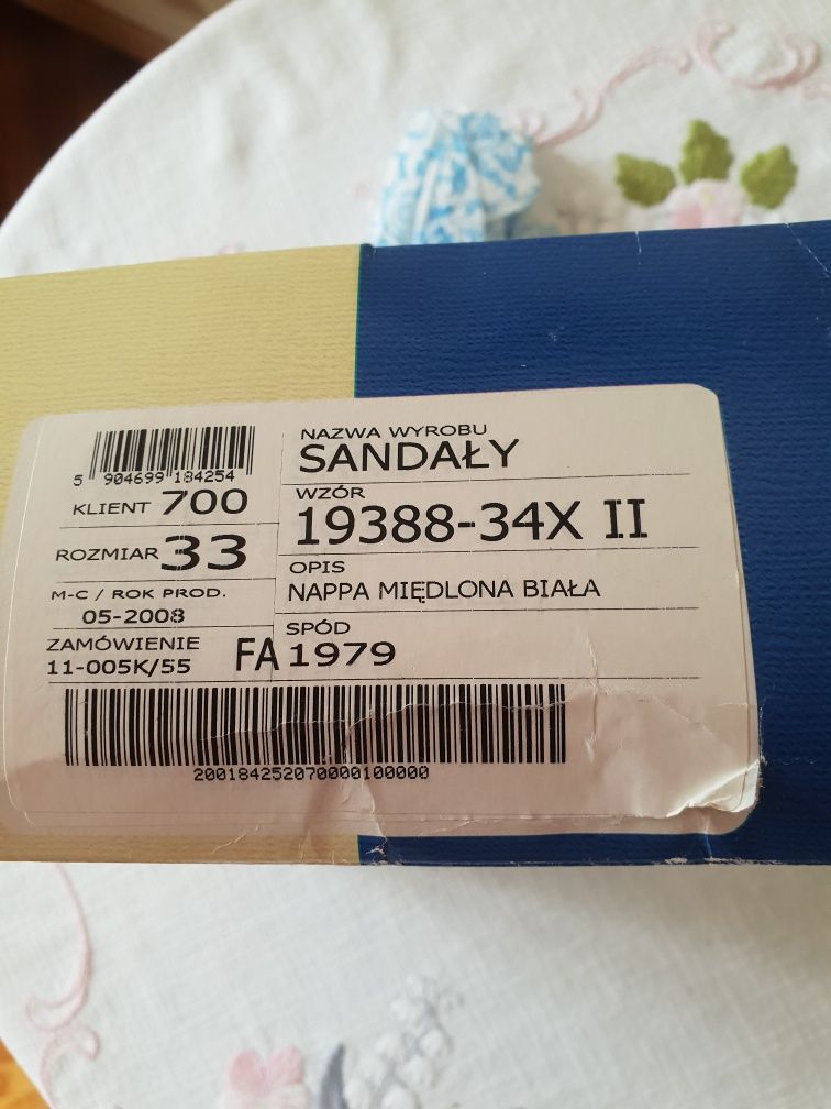 Sandałki rozmiar 33  białe z srebrnym dodatkiem