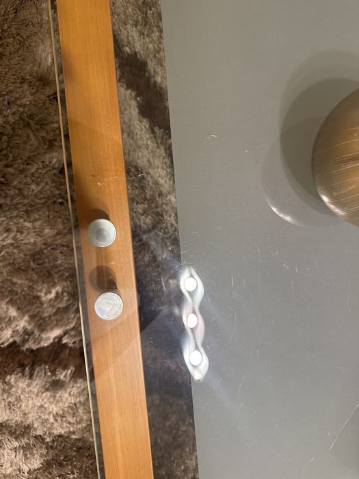 Mesa de madeira com vidro de base