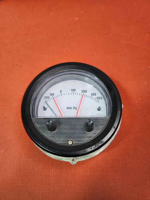 manometr różnicowy.  Dwyer Photohelic® Gage.