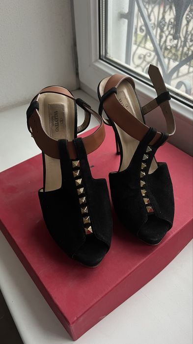 Туфлі босоніжки натуральний замш Valentino Garavani