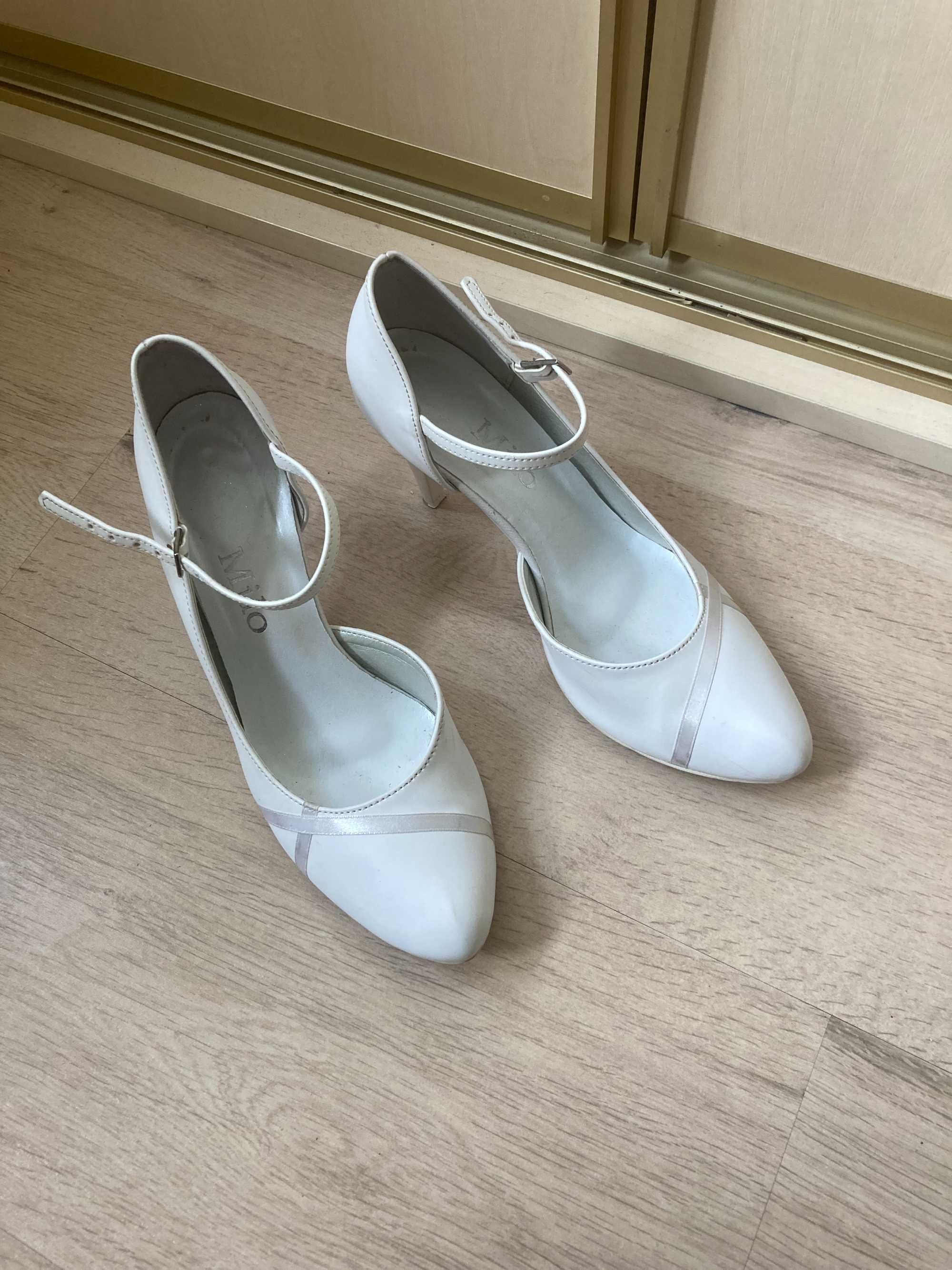 Białe buty do sukni ślubnej rozmiar 37