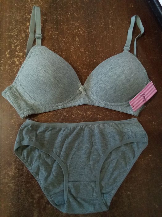 Зручний простенький жіночий комплект