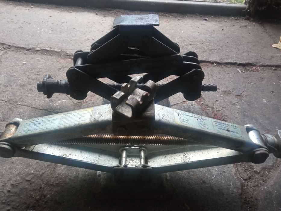 Lewarek warsztatowy trapezowy 126p, BMW, Nissan - opis.