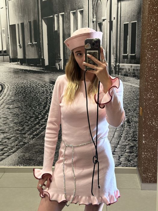 Сукня з рюшами рожева