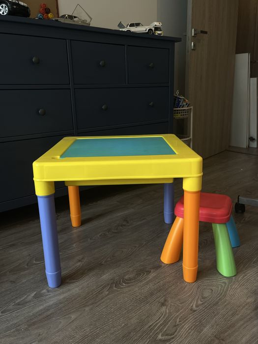 Conjunto de mesa e banco de criança