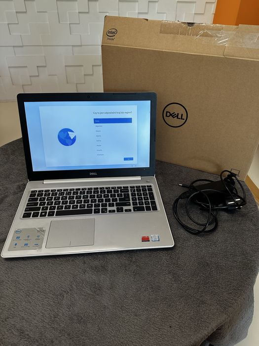 Biały laptop dell inspirion 15 5000 series