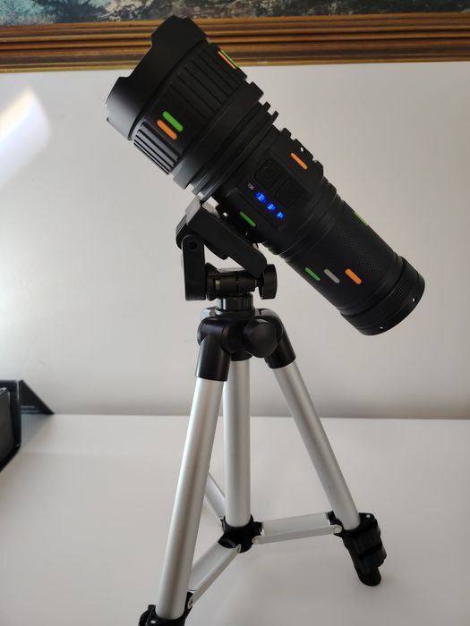 Lanterna tática altamente potente com tripé