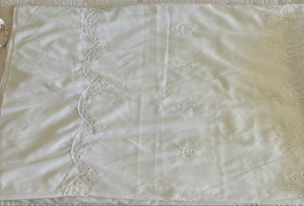 2 Cortinados brancos com bordado