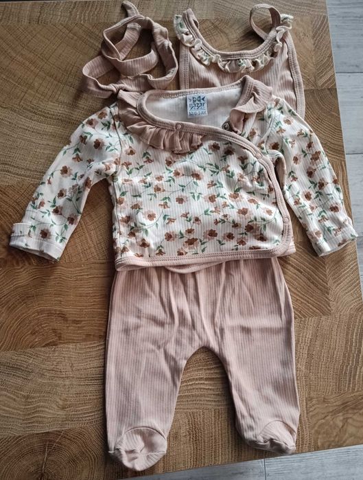 Zestaw ubranek dla niemowląt w rozmiarze 56