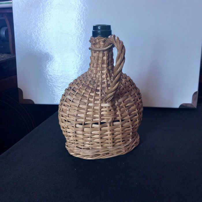 Pequeno garrafão empalhado