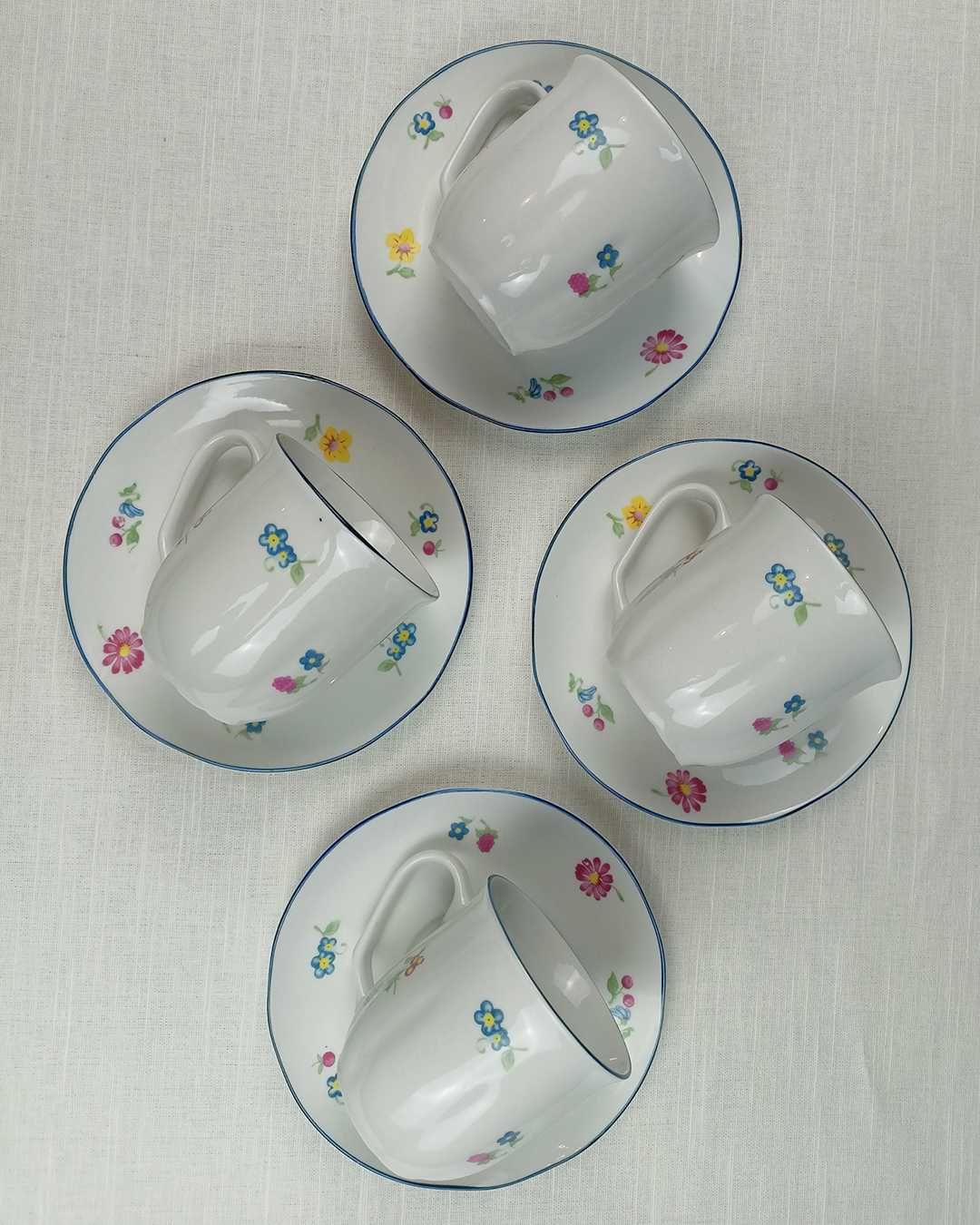 Zestaw 4 porcelanowych filiżanek z podstawką w drobne polne kwiaty