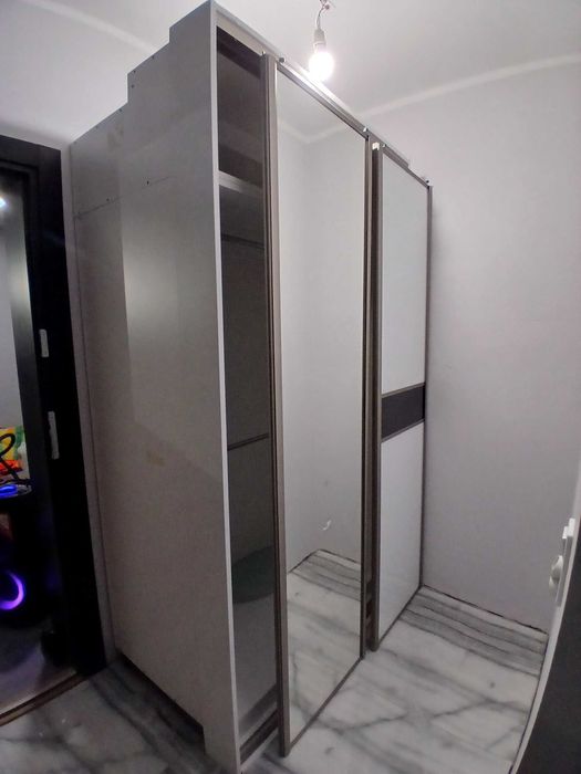 Szafa z 2 drzwiami przesuwnymi