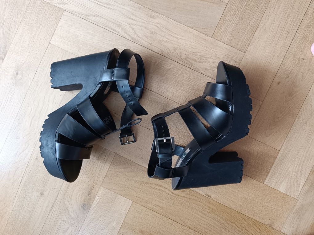 Sandały na obcasie Stradivarius