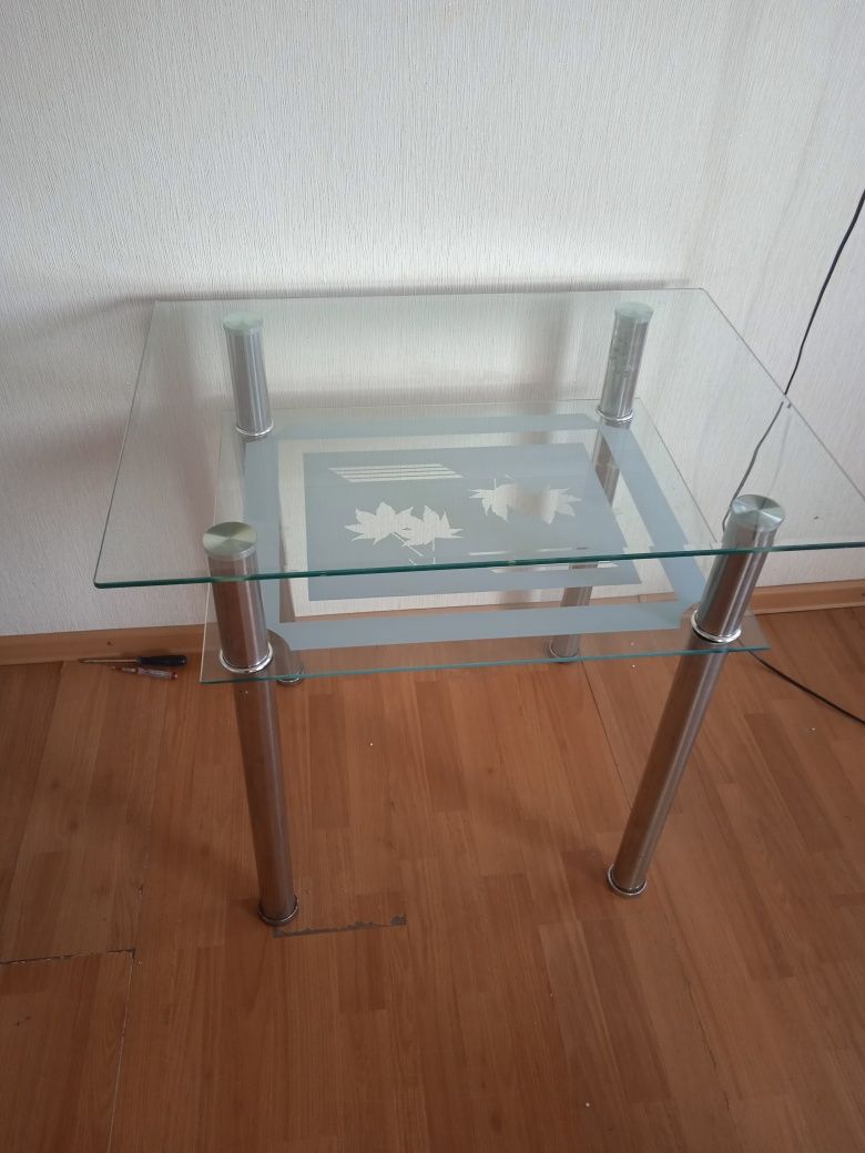 Продам стекляний стіл
