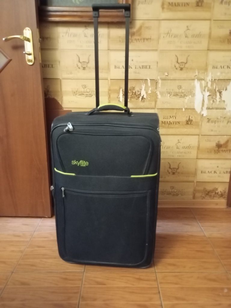 Продам чемодан б/у куплен в Польше.В отличном сост. 1300грн.