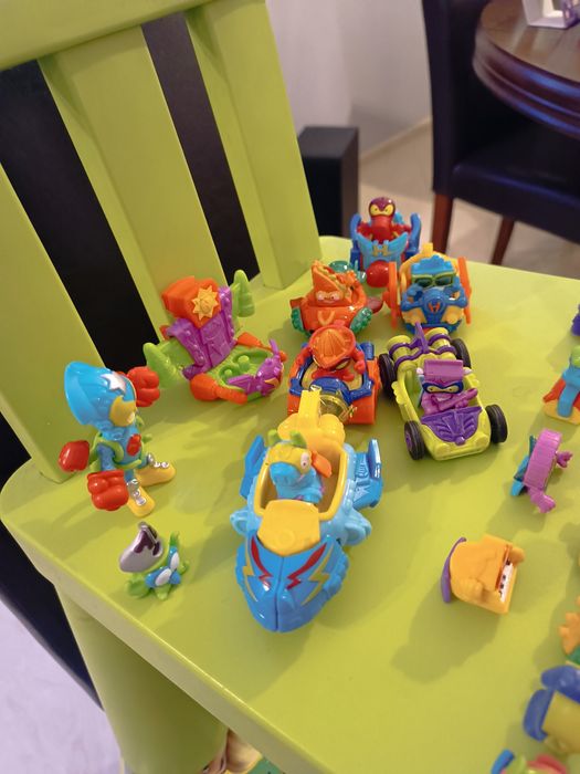 Zestaw figurek u pojazdów zings