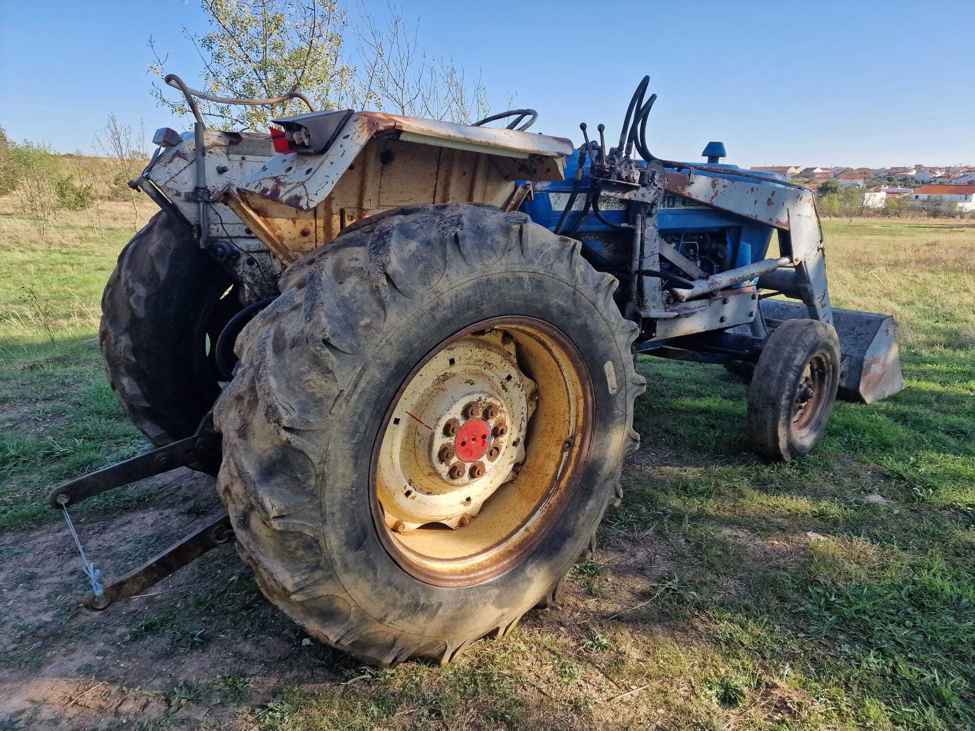 Trator Ford 5600 com frontal - Matriculado