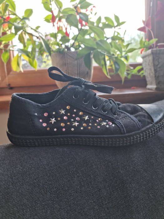 Czarne cienkie tenisówki z kryształkami i gwiazdkami 32
