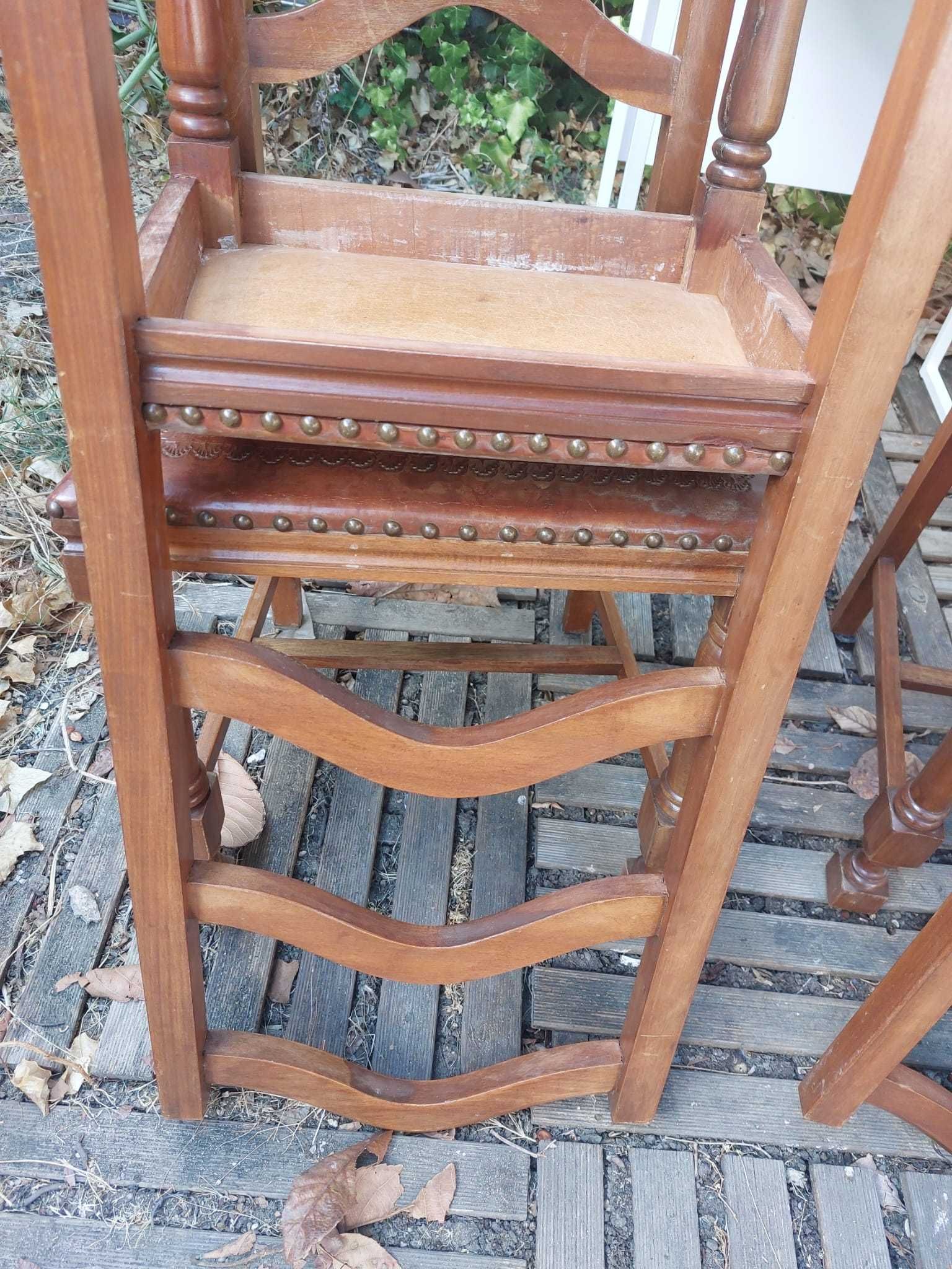 Cadeiras de refeição em madeira para restauro
