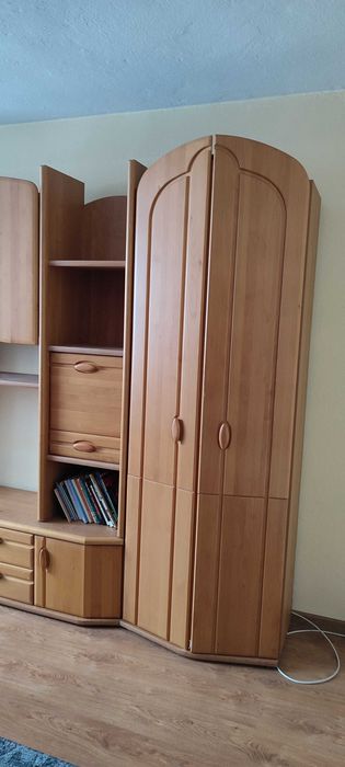 meblościanka z jasnego drewna