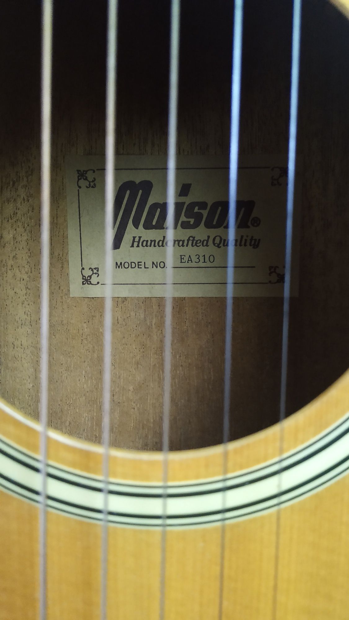 Guitarra Maison em excelente estado de conservação.