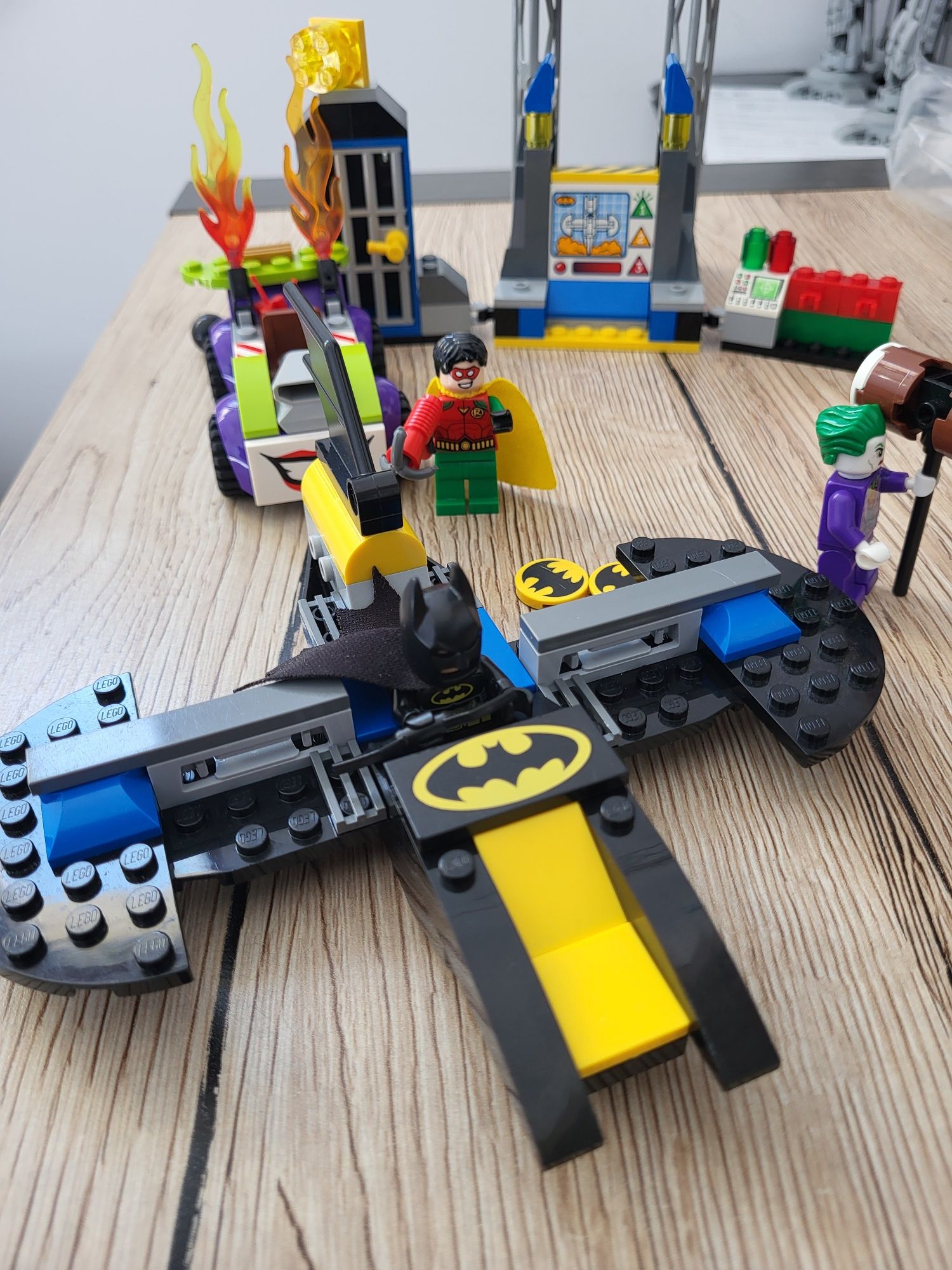 Lego Juniors 10753 Atak Jokera na Jaskinię Batmana