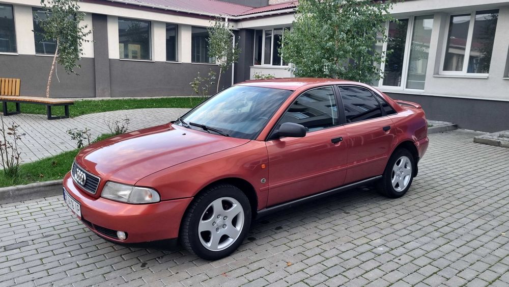 Audi A4 1996року 1.6газ-бензин в гарненькому стані