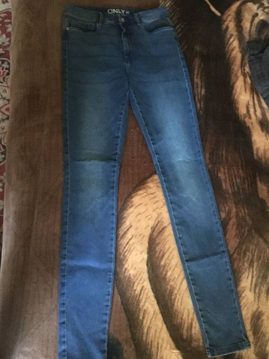 Джинсы стречивые