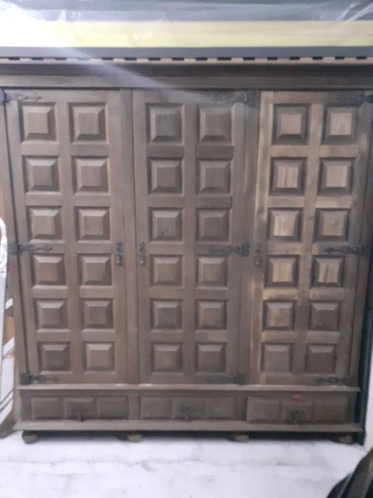 Guarda vestidos muito antigo