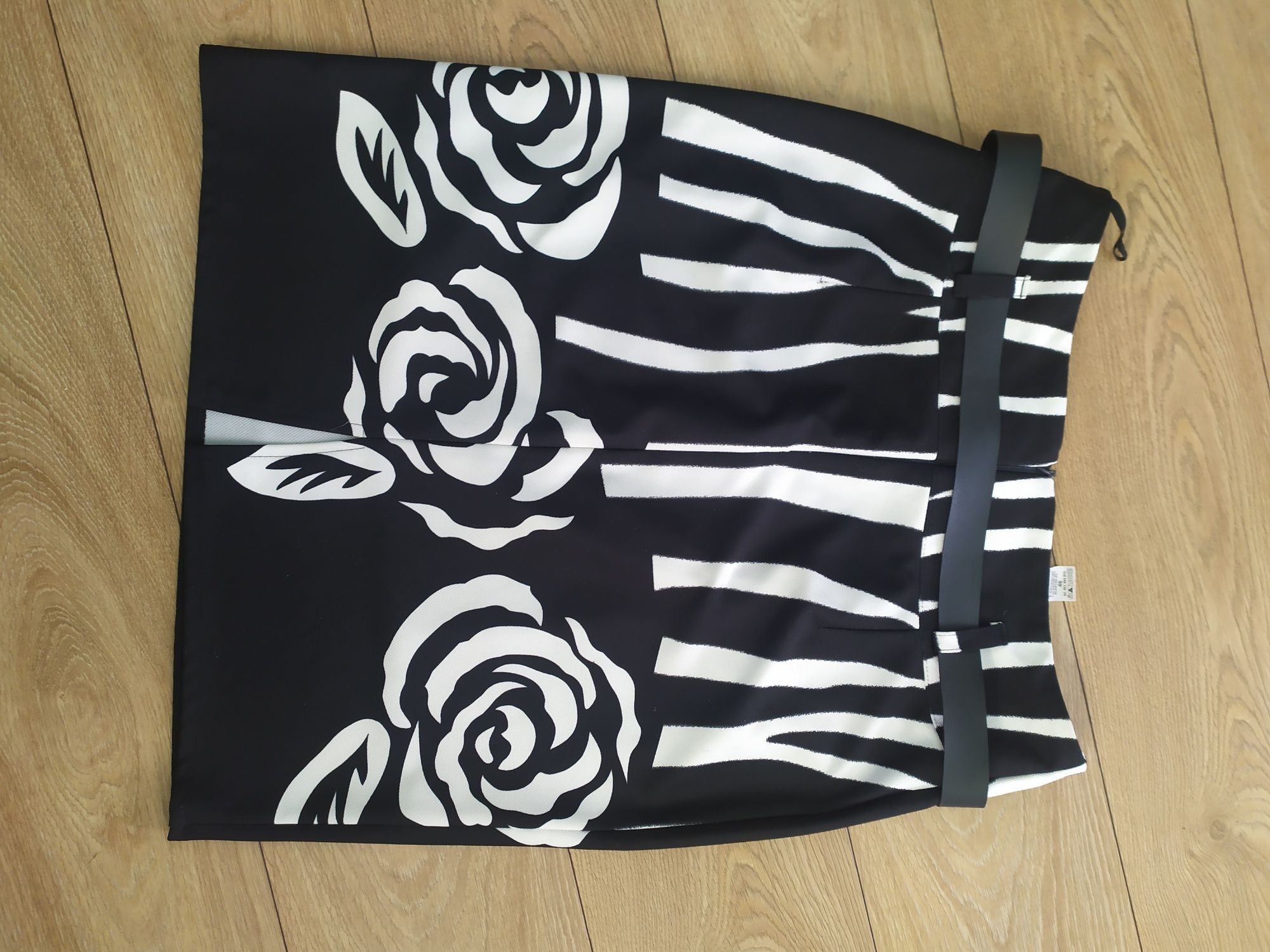 Spódnica w kwiaty czarno biała z paskiem