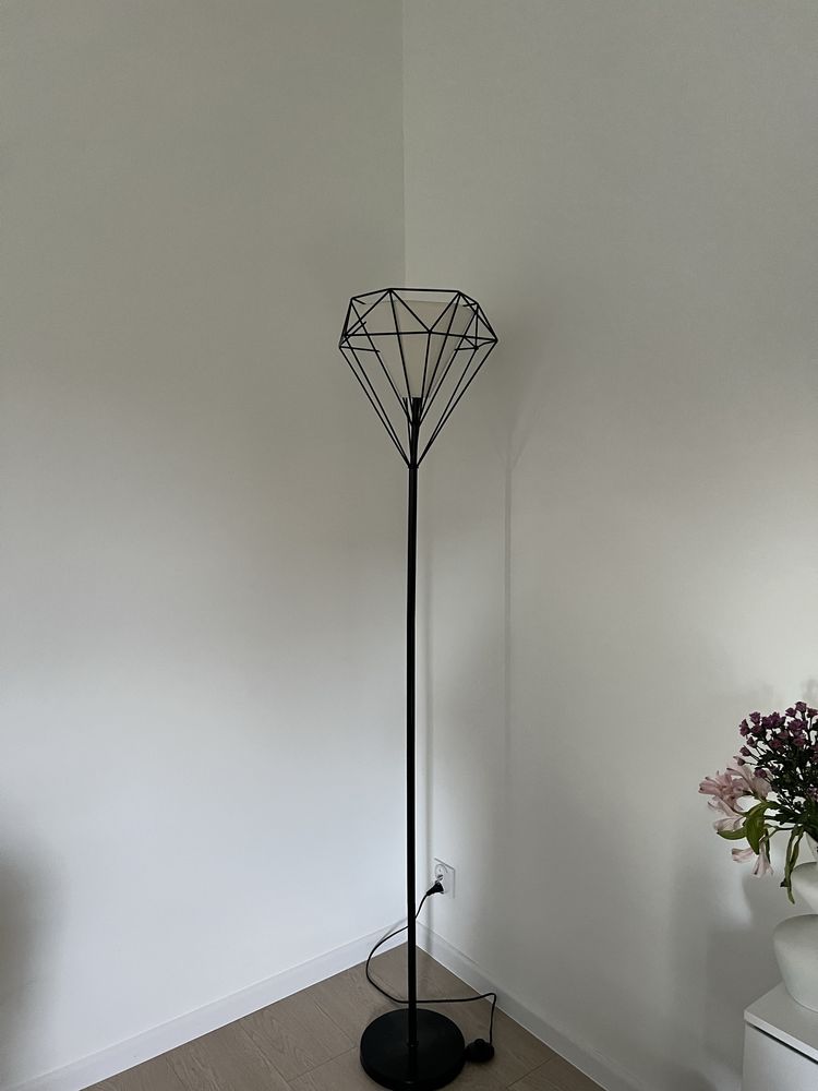 Lampa stojąca do salonu
