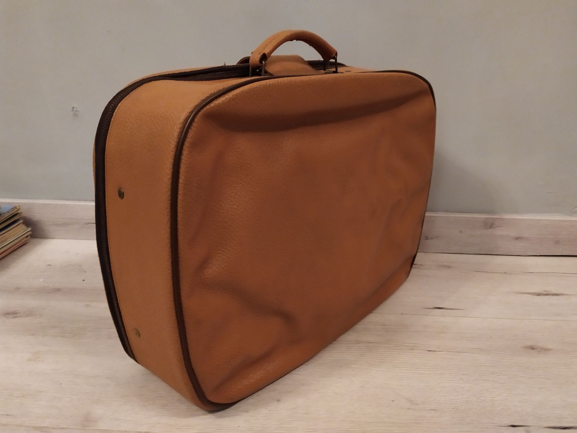 Piękna stylowa walizka prl musztardowa żółć