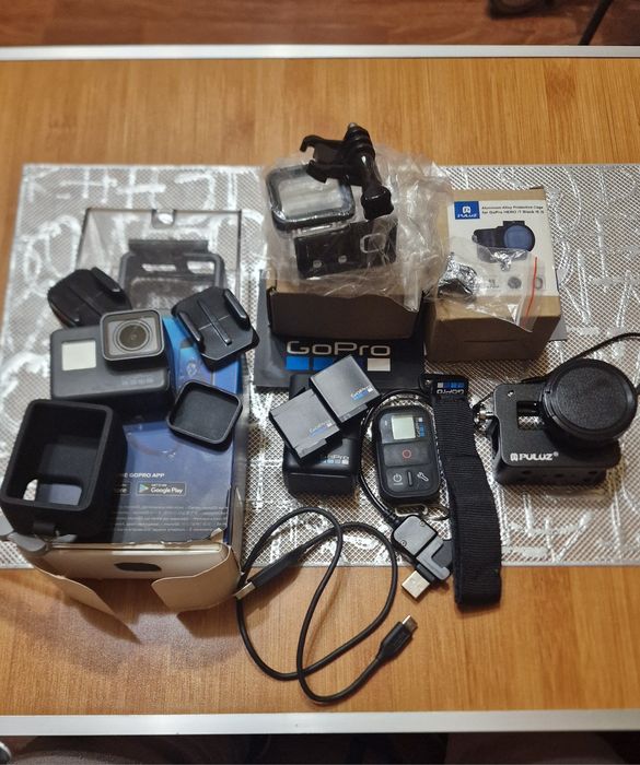Екшн - камера GoPro Hero 5  отличное состояние , аксессуары.