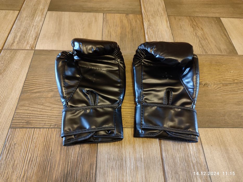 Nowe czarne rękawice bokserskie sportowe