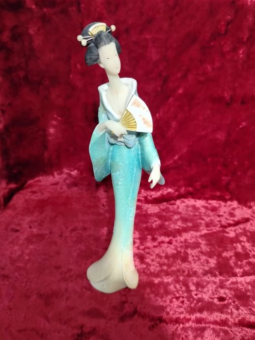 Статуэтка  японка..