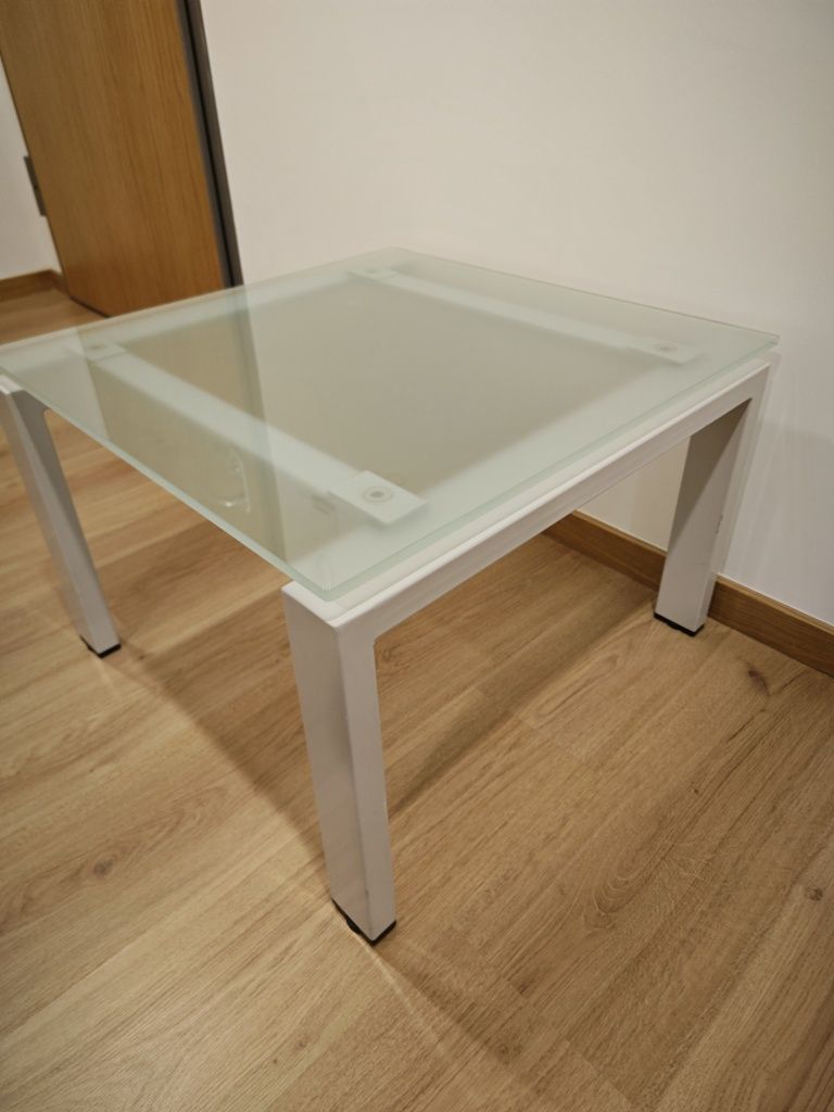 Mesa de apoio com tampo em vidro