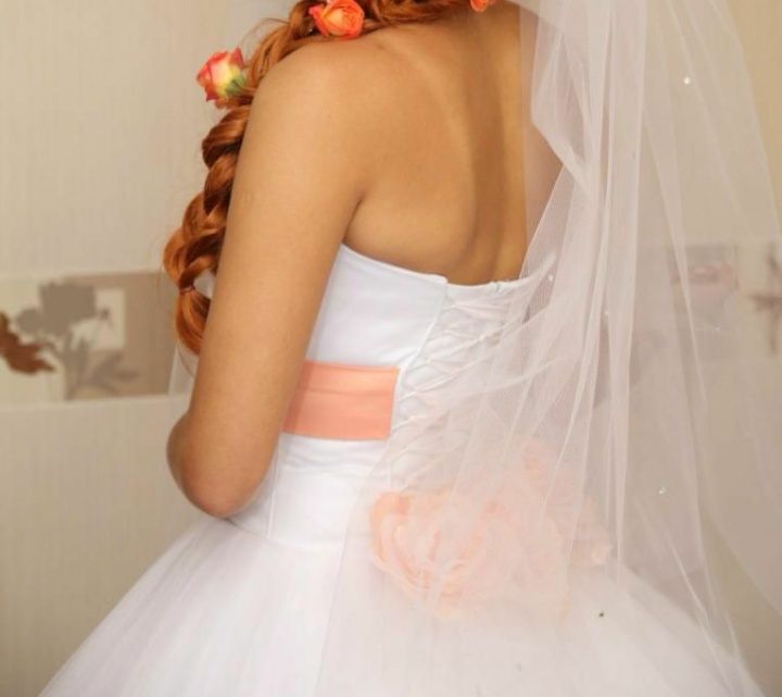 Весільна сукня зі зʼємним шлейфом