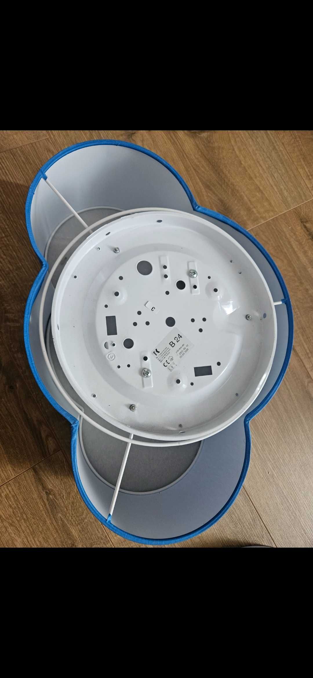 Lampa dziecięcą i zegar ścienny