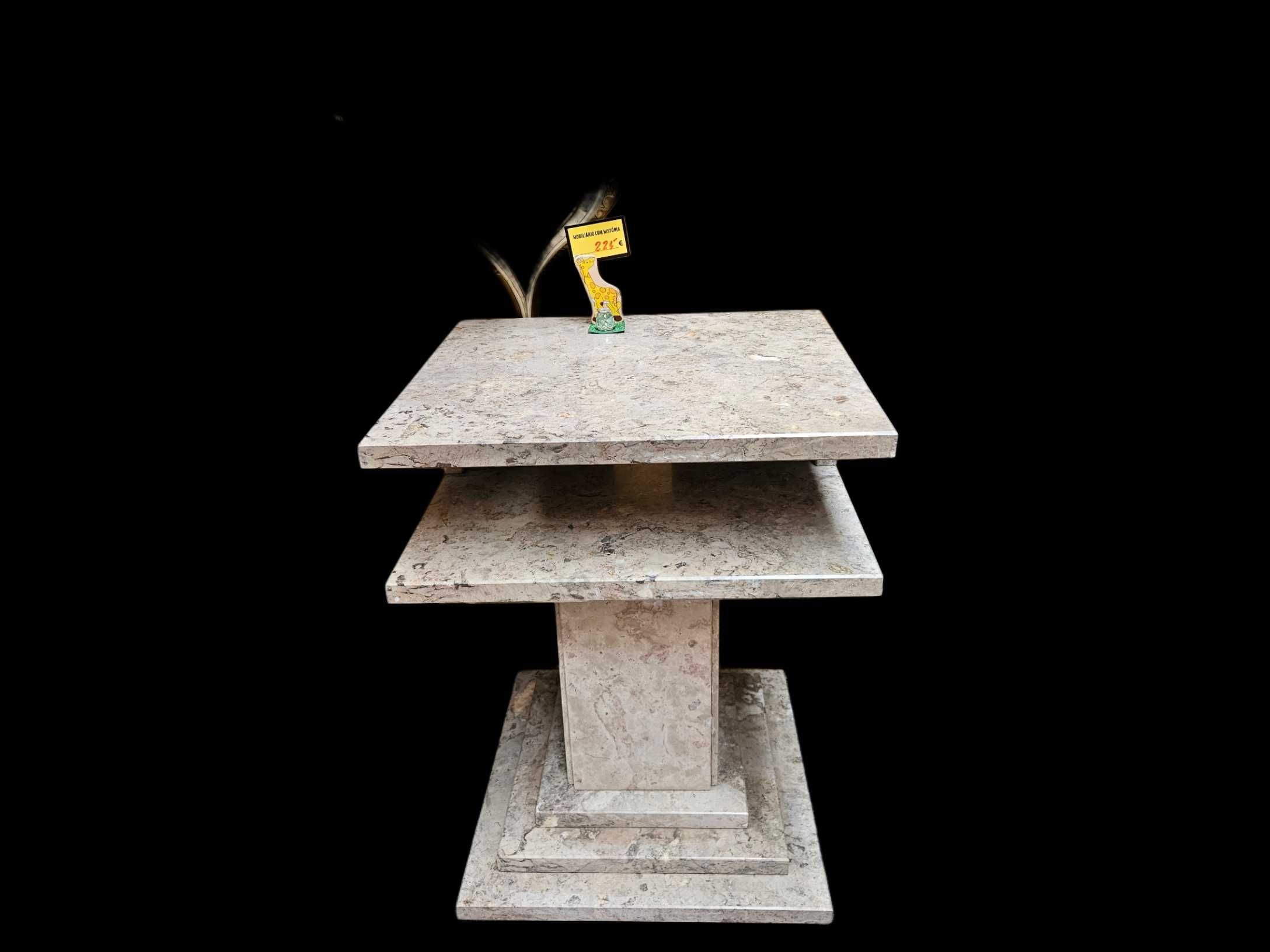 Mesa de apoio em pedra, com rodas - Muito bom e