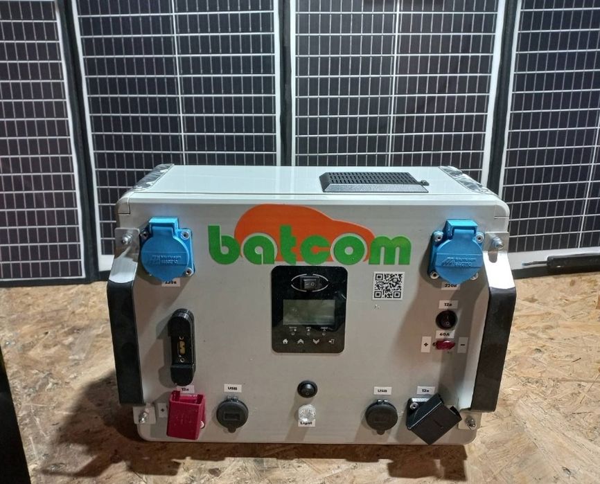 Сонячна зарядна станція "batcom2600 GT16" з панелями