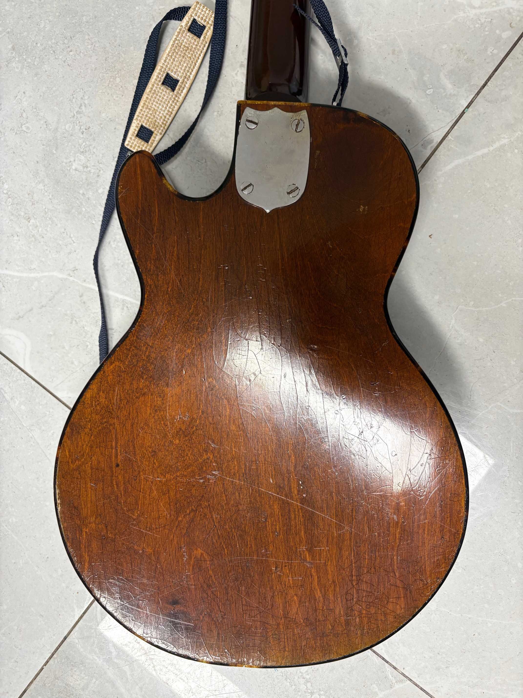 Gitara basowa do małej negocjacji