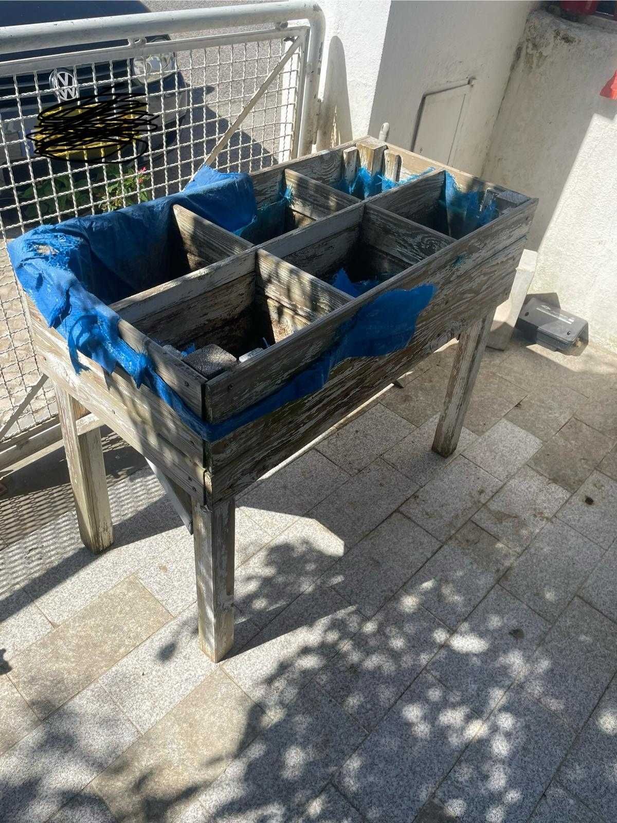 Vaso em madeira com divisões