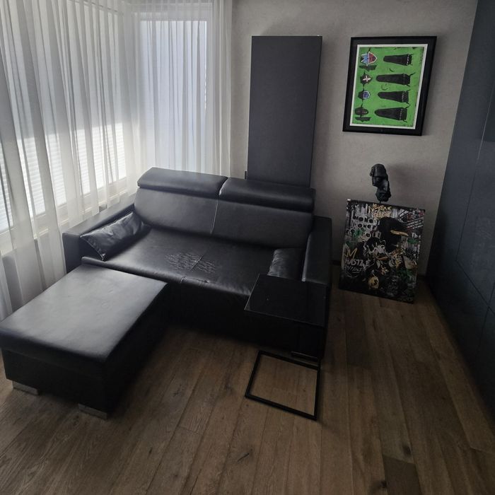 Czarna sofa z funkcją spania i z pufą na schowek KRAKÓW