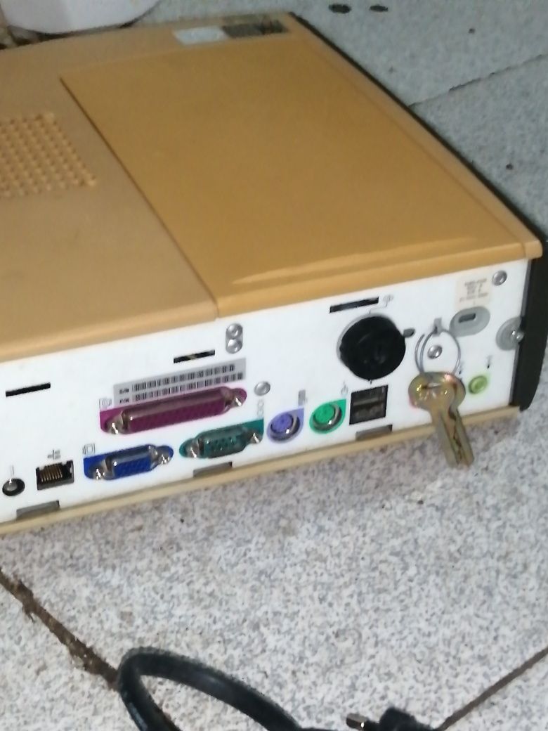 PC fixo HP com carregador