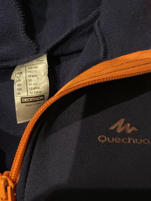 Casaco polar com capucho com proteção das mãos