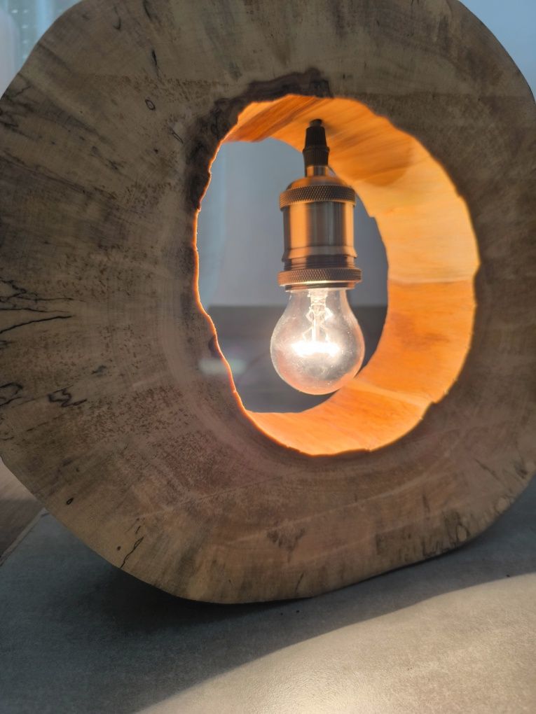 Unikalna Lampa Drewniana – Rękodzieło z Naturalnego Drewna